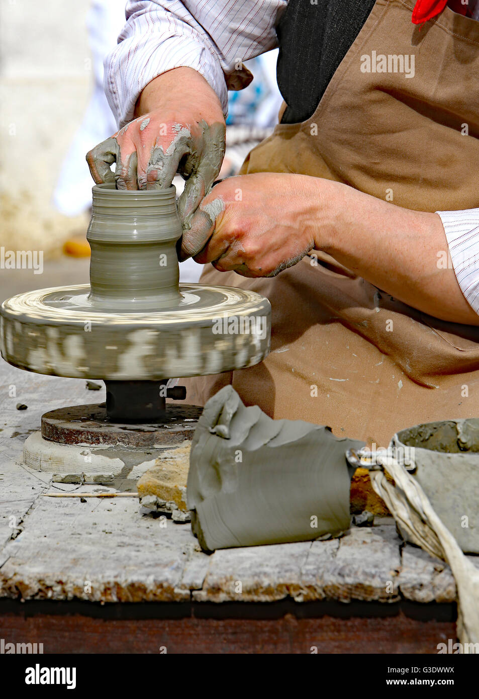 Handwerker-Potter mit der Hand Drehmaschine während der Produktion Stockfoto