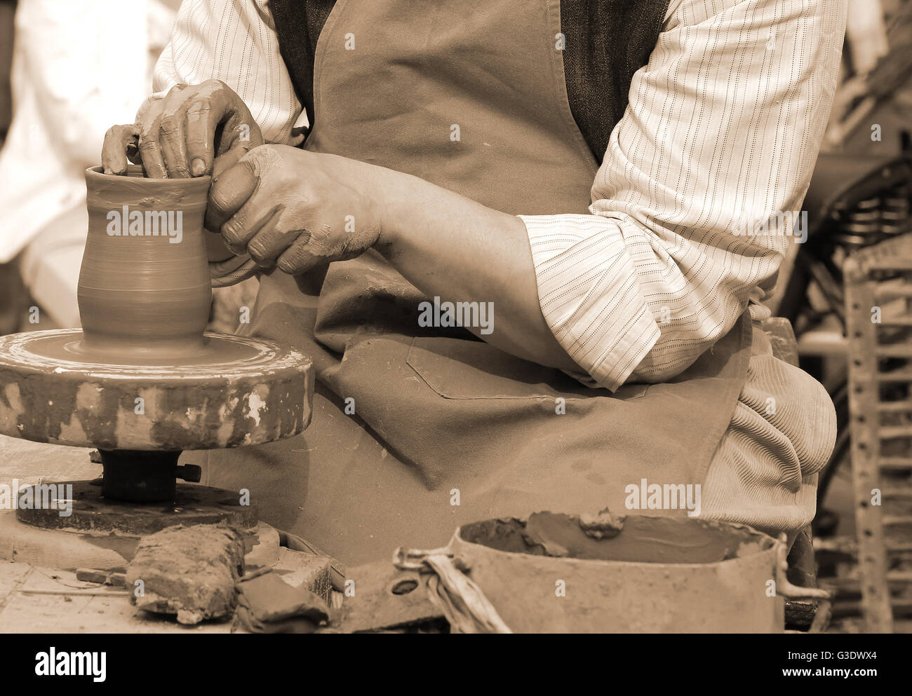 Handwerker Potter Gestaltung Ton zu einem handgemachten Topf Stockfoto