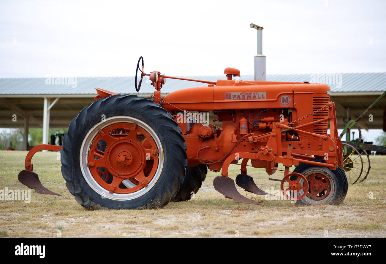 Alte rote Traktor in einem Feld mit Pflüge Stockfoto