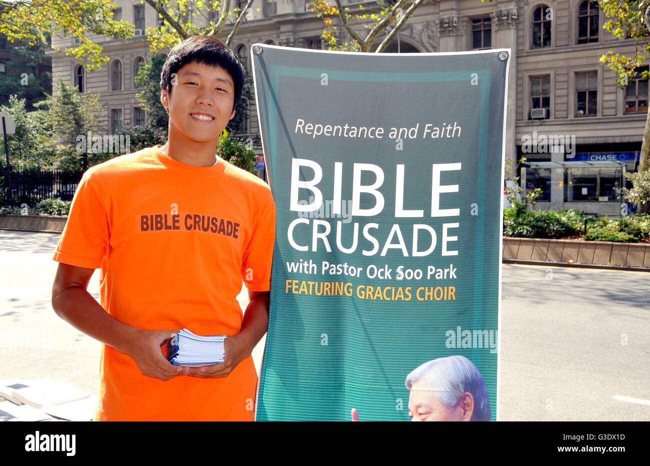 New York City: Koreanische Jugend austeilen Literatur für eine Bibel Kreuzzug am Broadway an der West 79th Street Stockfoto