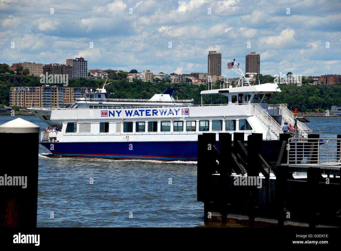 New York City-NY Waterway Fähre verlassen seiner terminal Köpfe in den Hudson River Stockfoto