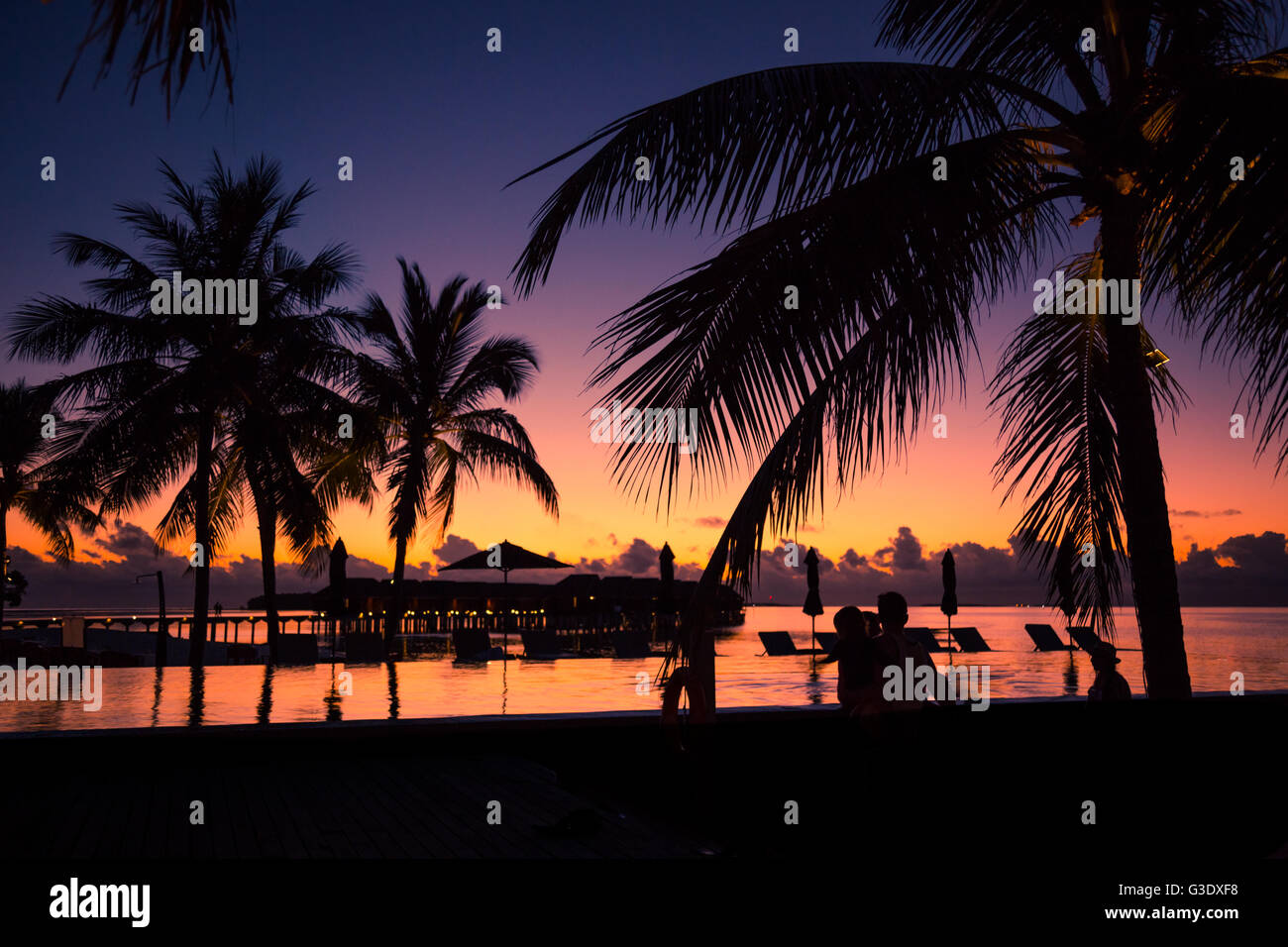 Tropischer Strand Hintergrund mit Palmen Bäume Silhouette bei Sonnenuntergang. Vintage Instagram-Effekt Stockfoto