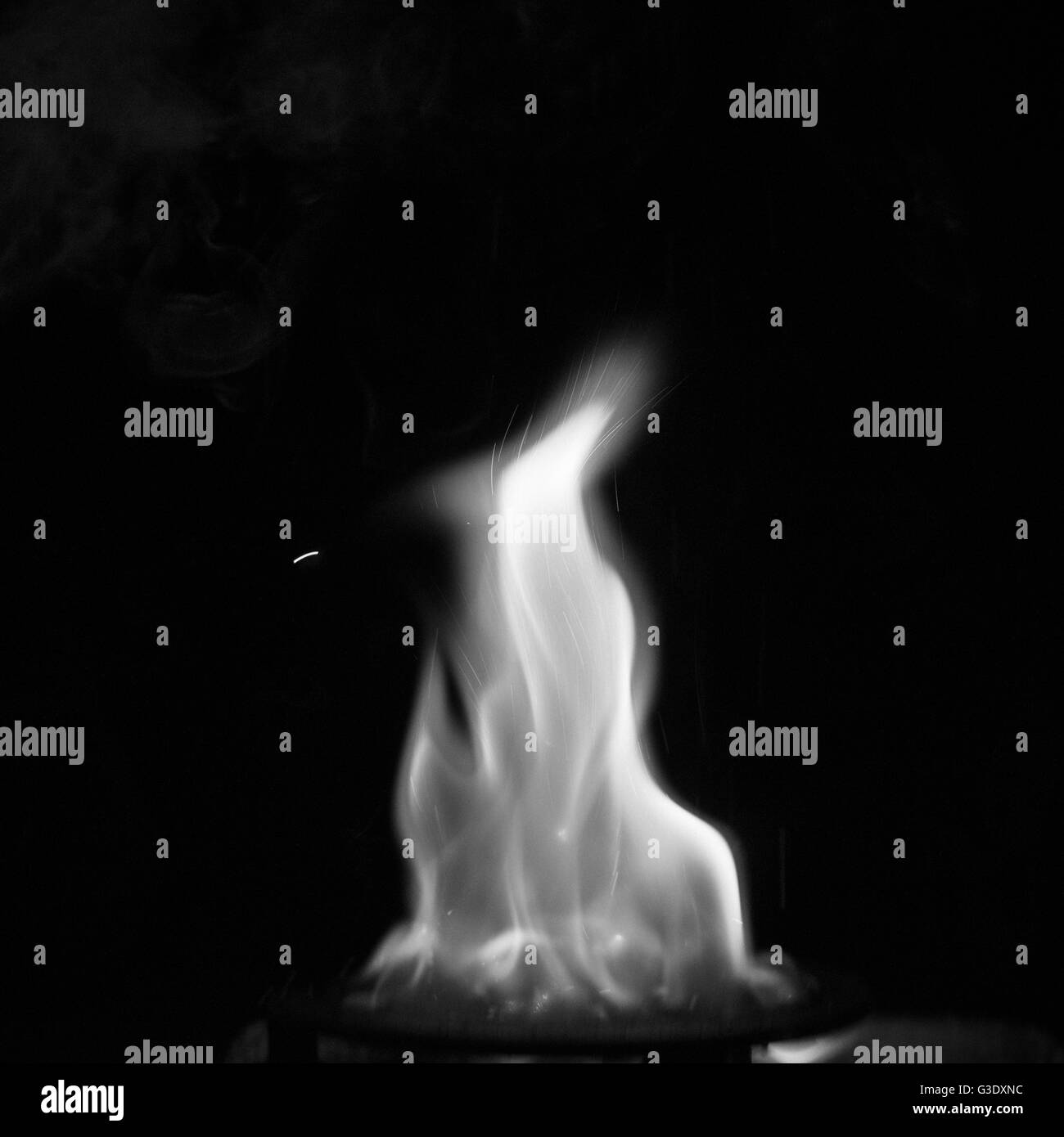 Majestätische Feuer Funer Flamme, Glut schwarz weiß Film analoge Beerdigung, dunklen Hintergrund, Makro Nahaufnahme Stockfoto