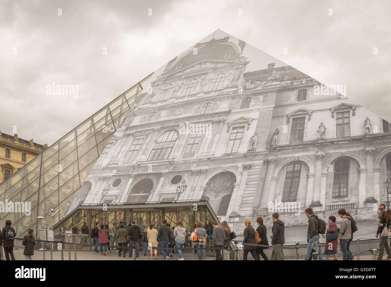 Touristen in der Warteschlange an der Louvre-Pyramide zum Kauf von Eintrittskarten für das Louvre-Museum Stockfoto