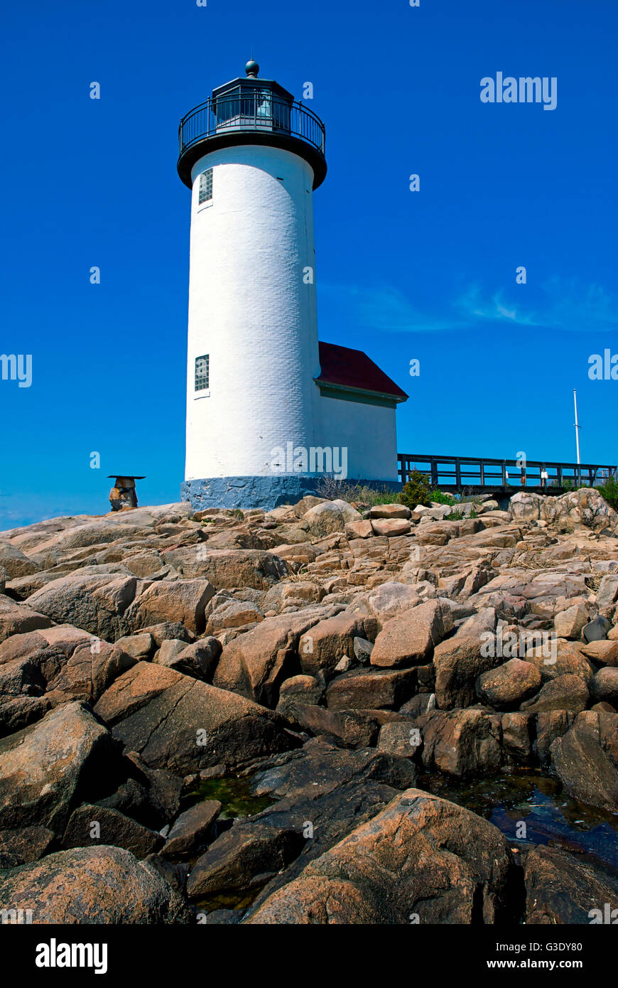 Annisquam Leuchtturm an der felsigen Küste von Massachusetts North Shore. Stockfoto