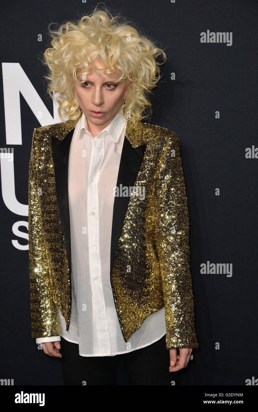LOS ANGELES, CA - 10. Februar 2016: Sängerin Lady Gaga, Ankunft in Saint-Laurent bei der Palladium-Modenschau im Hollywood Palladium. Stockfoto