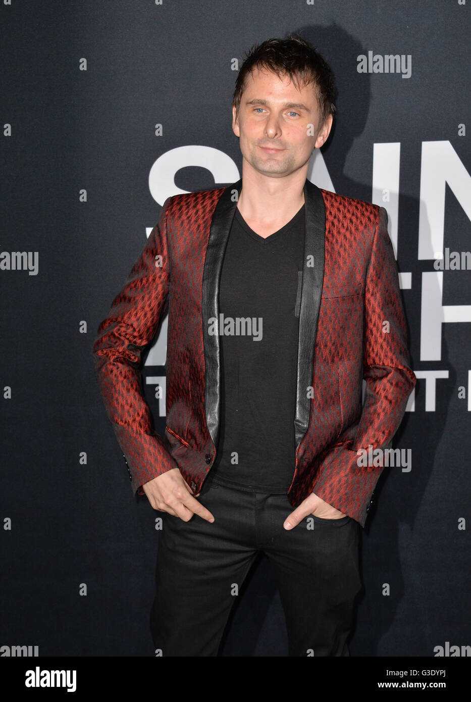 LOS ANGELES, CA - 10. Februar 2016: Musiker Matt Bellamy Ankunft am Saint Laurent am Palladium Fashion show im Hollywood Palladium. Stockfoto