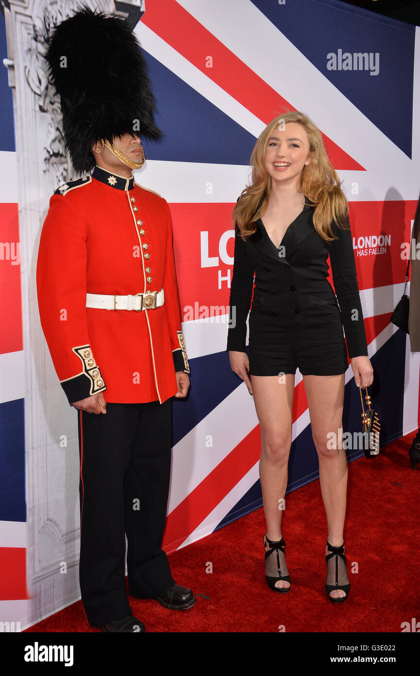 LOS ANGELES, CA - 1. März 2016: Schauspielerin Peyton List bei der Los-Angeles-Premiere von "London ist gefallen" Cinerama Dome, Hollywood. Stockfoto