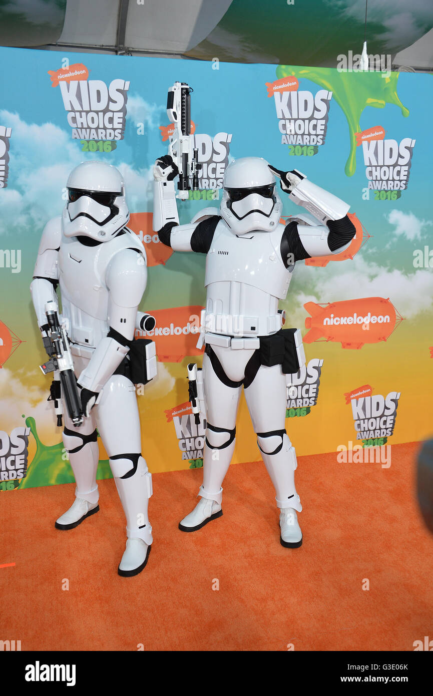 LOS ANGELES, CA - 12. März 2016: Star Wars Stormtrooper Zeichen an die 2016 Kids' Choice Awards in Los Angeles Forum. Stockfoto