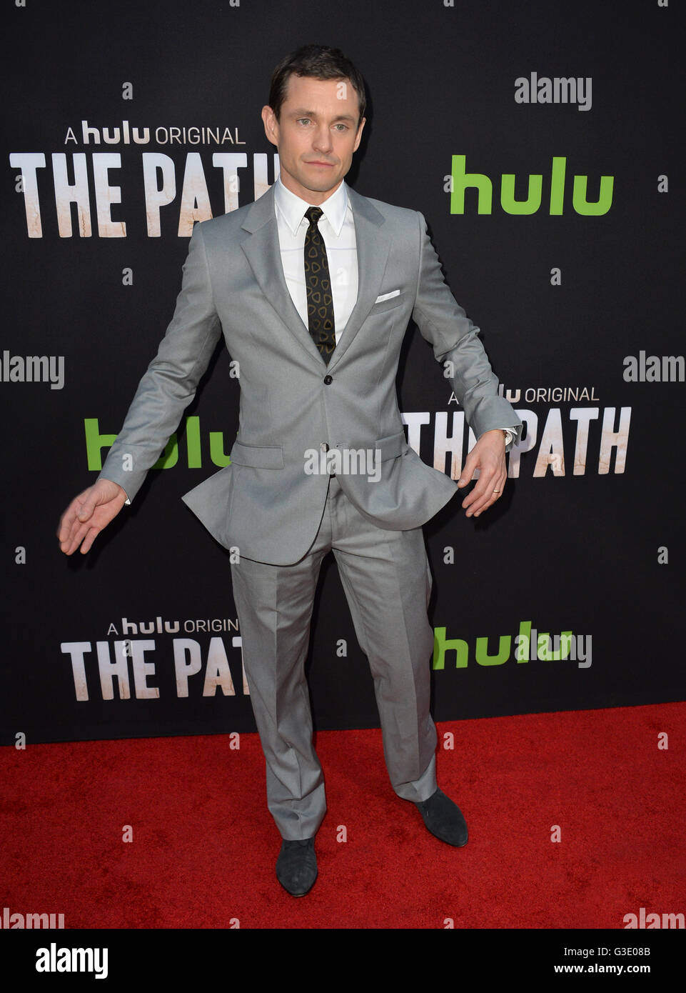 LOS ANGELES, CA - 21. März 2016: Schauspieler Hugh Dancy bei der Premiere für Hulu original TV-Serie "The Path' am Arclight Theater, Hollywood. Stockfoto