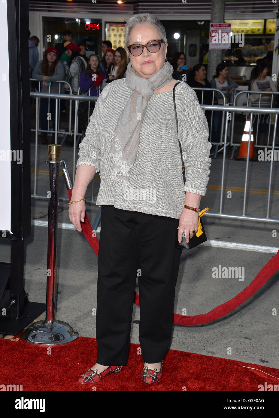 LOS ANGELES, CA - 28. März 2016: Kathy Bates bei der Premiere für ihren Film "The Boss" am Regency Village Theatre in Westwood. Stockfoto