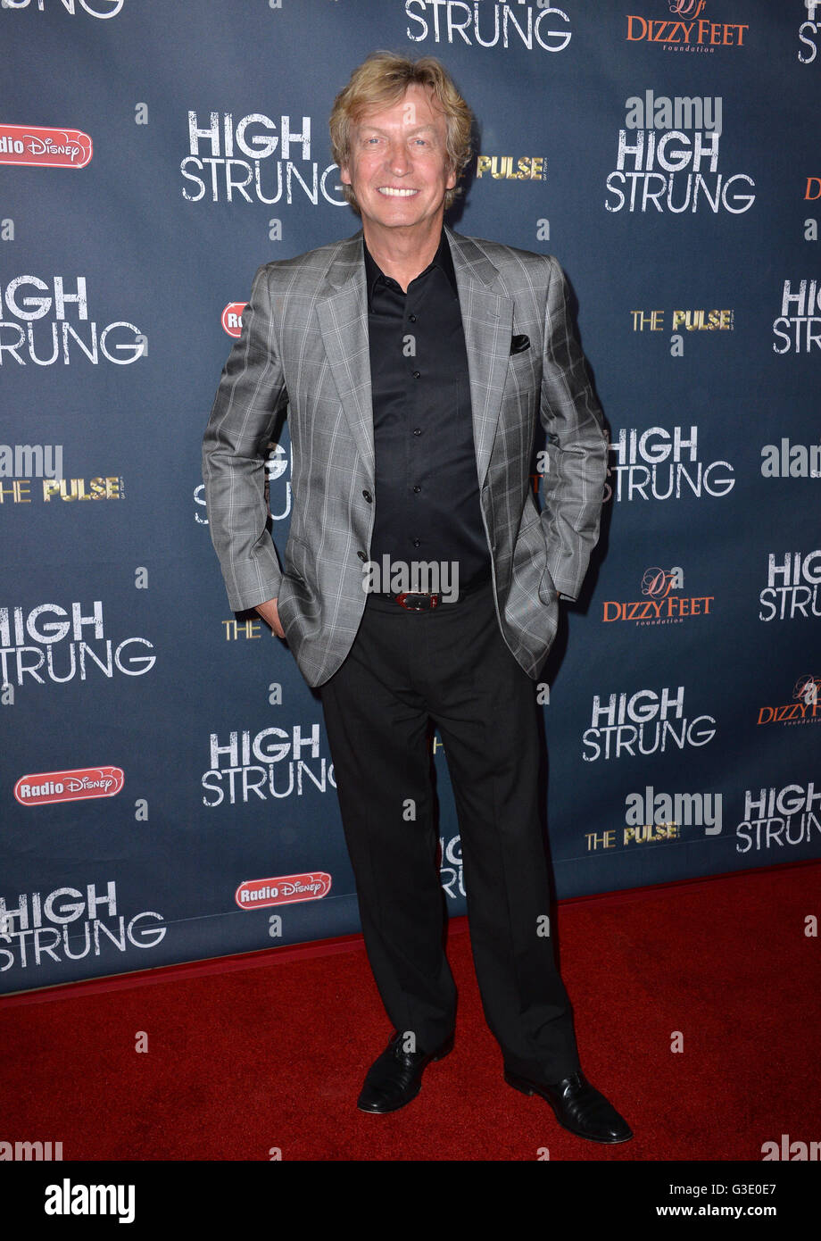 LOS ANGELES, CA - 29. März 2016: Nigel Lythgoe bei der Premiere für "hohe aufgereiht' TCL Chinese 6 Theater, Hollywood. Stockfoto