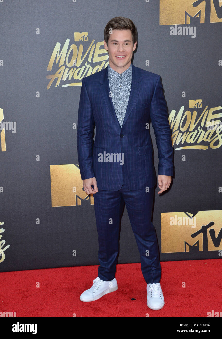 BURBANK, CA. 9. April 2016: Adam DeVine bei den 2016 MTV Movie Awards in den Warner Bros Studios. NUR ZUR REDAKTIONELLEN VERWENDUNG. © Jaguar Stockfoto