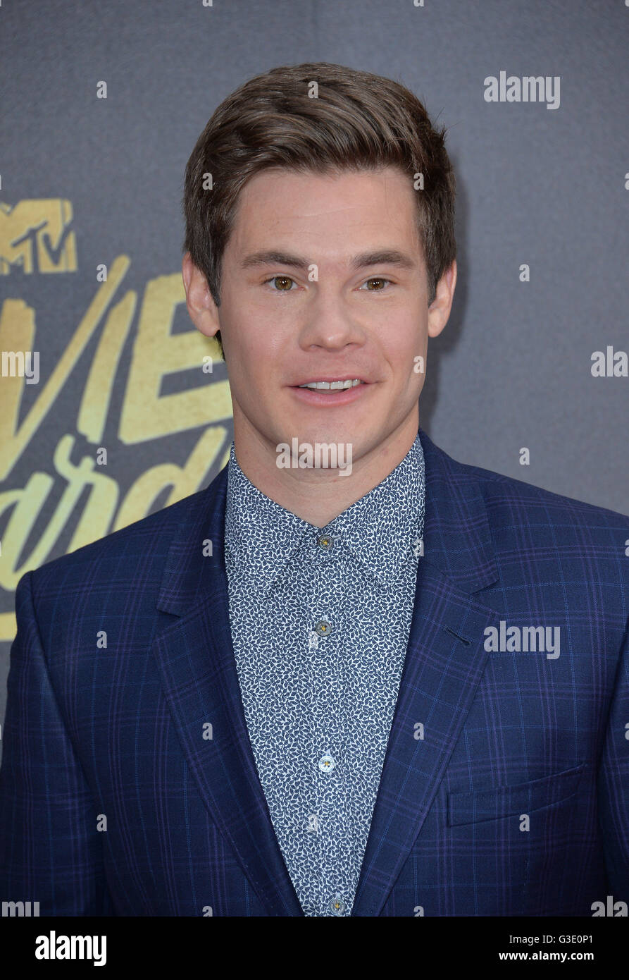 BURBANK, CA. 9. April 2016: Adam DeVine bei den 2016 MTV Movie Awards in den Warner Bros Studios. NUR ZUR REDAKTIONELLEN VERWENDUNG. © Jaguar Stockfoto