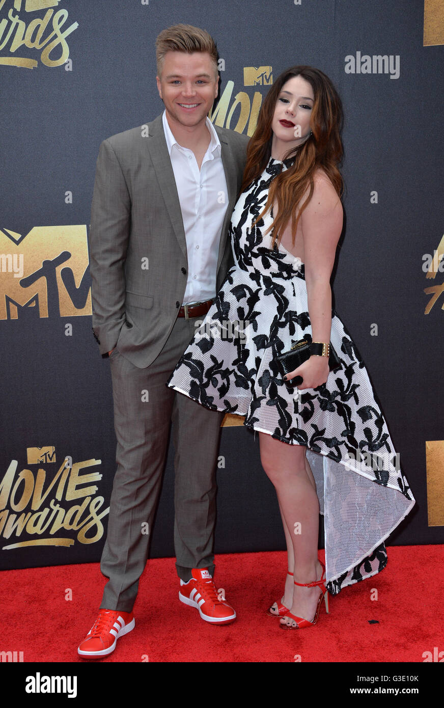 BURBANK, CA. 9. April 2016: Jillian Rose Reed & Brett Davern beim 2016 MTV Movie Awards bei Warner Bros Studios. Stockfoto