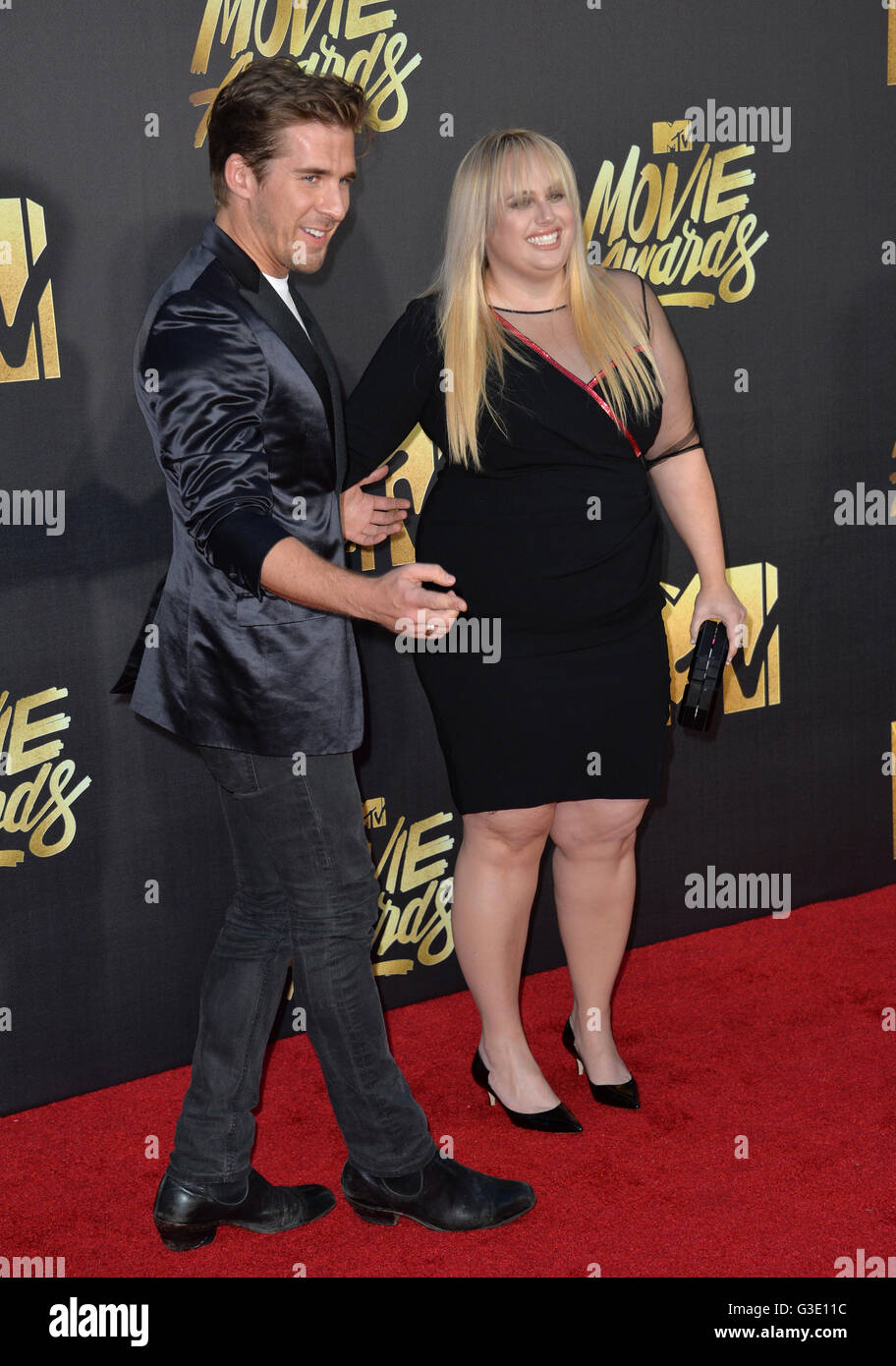 BURBANK, CA. 9. April 2016: Rebel Wilson & Hugh Sheridan bei den 2016 MTV Movie Awards in den Warner Bros Studios. Stockfoto