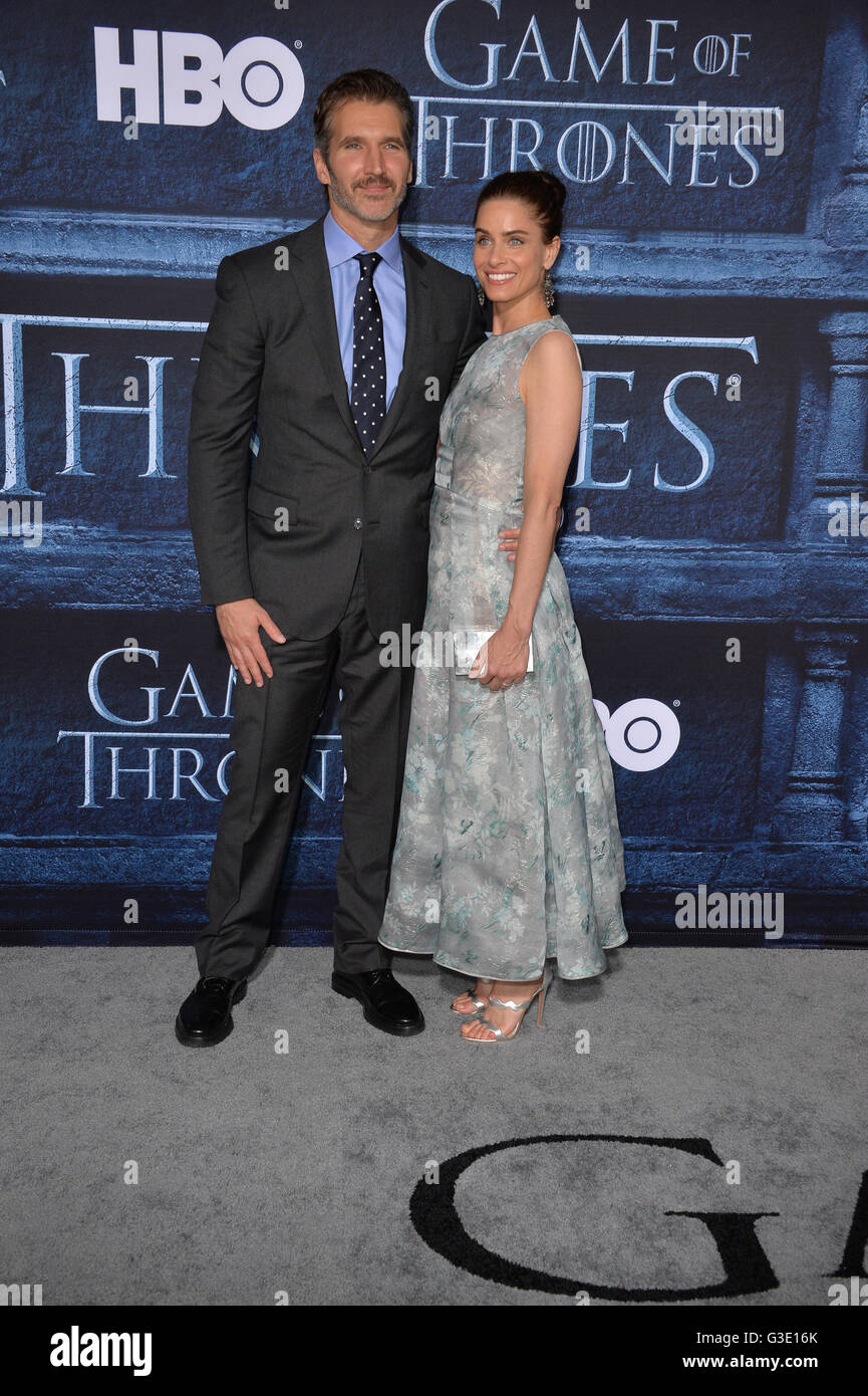 LOS ANGELES, CA. 10. April 2016: Schauspielerin Amanda Peet & Mann Drehbuchautor David Benioff bei der Premiere der 6. Staffel von Game of Thrones am TCL Chinese Theatre in Hollywood. Stockfoto