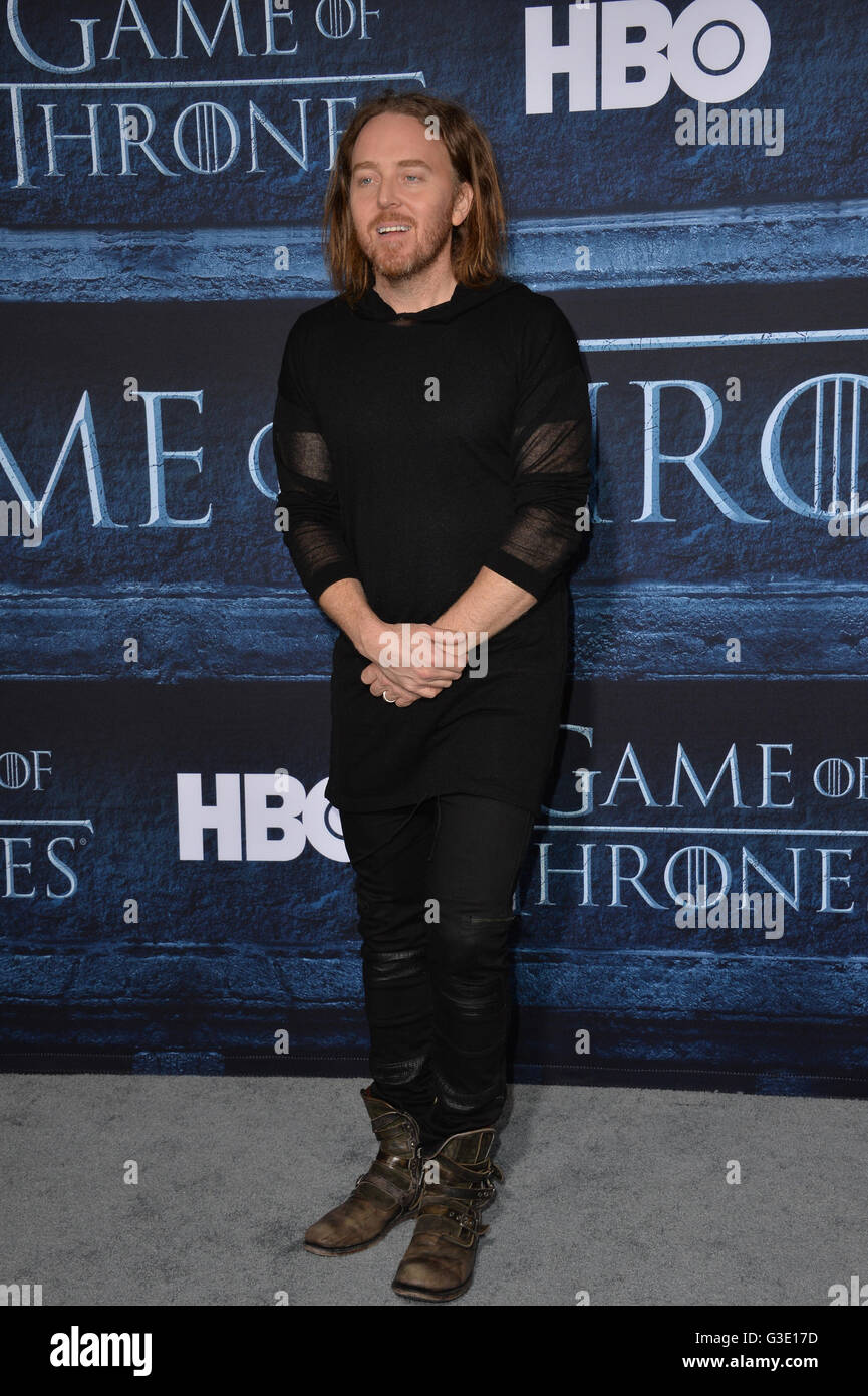 LOS ANGELES, CA. 10. April 2016: Schauspieler Tim Minchin bei der Premiere der 6. Staffel von Game of Thrones am TCL Chinese Theatre in Hollywood. Stockfoto