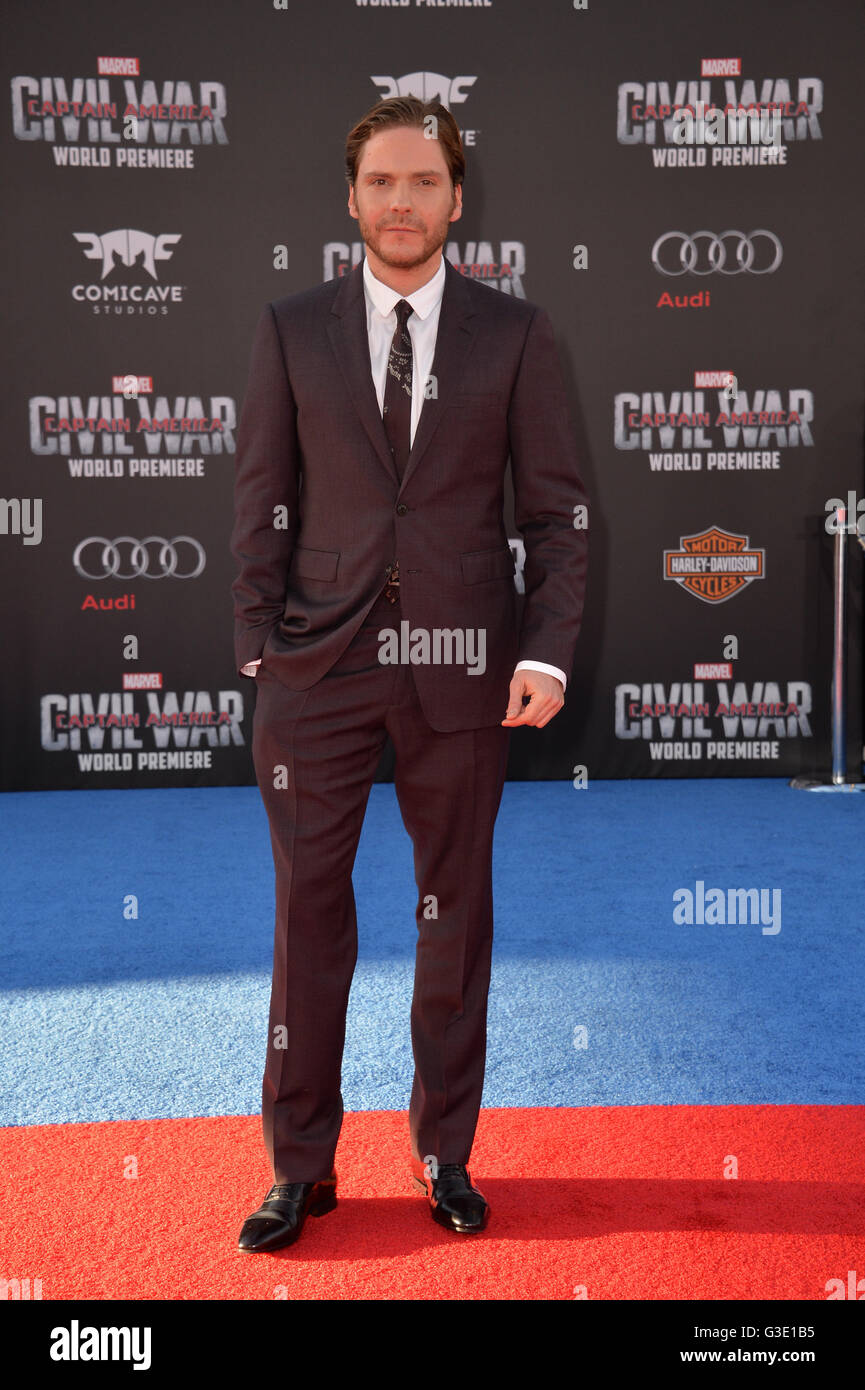 LOS ANGELES, CA. 12. April 2016: Schauspieler Daniel Brühl bei der Weltpremiere von "Captain America: Bürgerkrieg" im Dolby Theater, Hollywood. Stockfoto