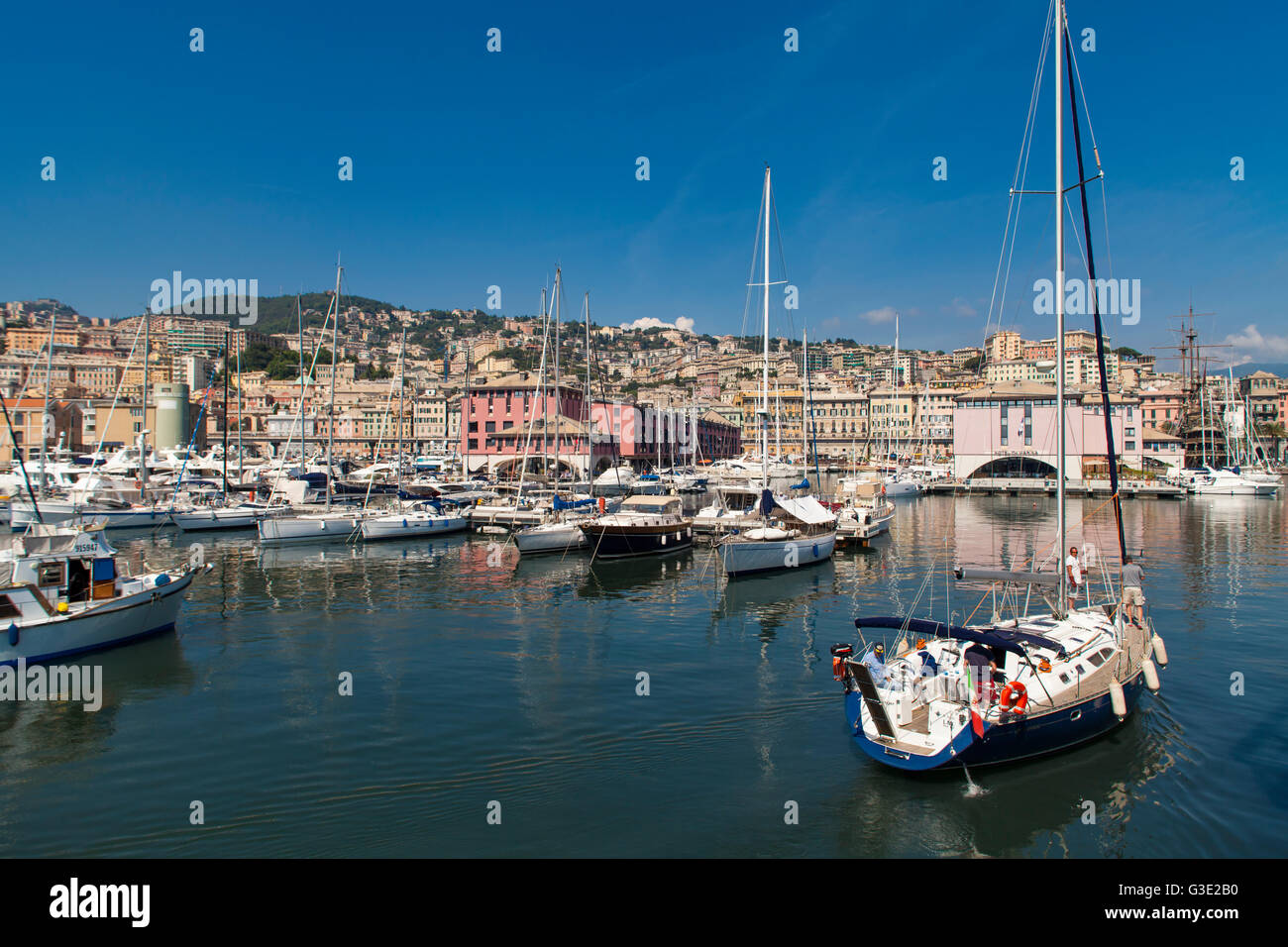 Genua, Italien - 2. Juni 2015: Boote bei Marina Molo Vecchio in Genua, Italien. Marina wurde im Bereich alten Hafens im Jahr 1997 gegründet. Stockfoto