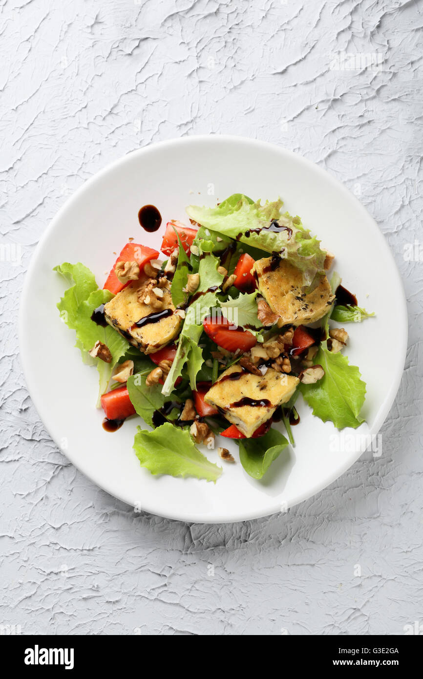 vegane Salat mit Tofu, Lebensmittel-Draufsicht Stockfoto