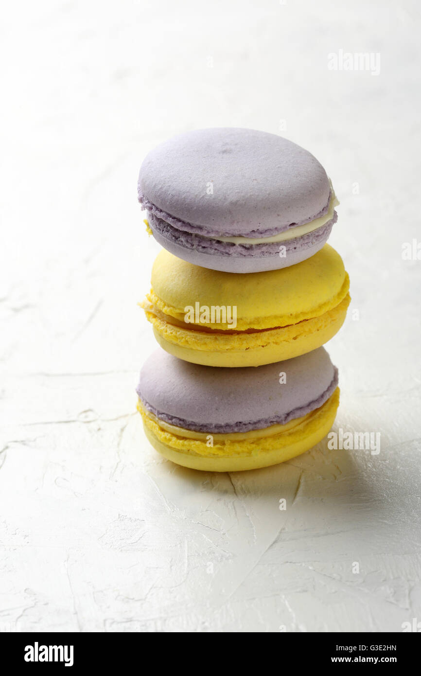 süße französische Macarons auf weißem Hintergrund, dessert Stockfoto