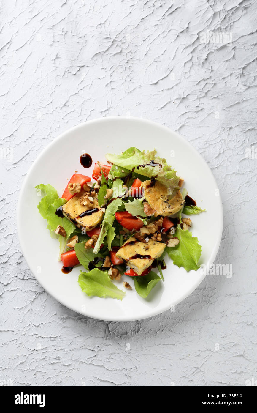 Sommersalat mit gebratenen Tofu auf Platte Draufsicht Stockfoto