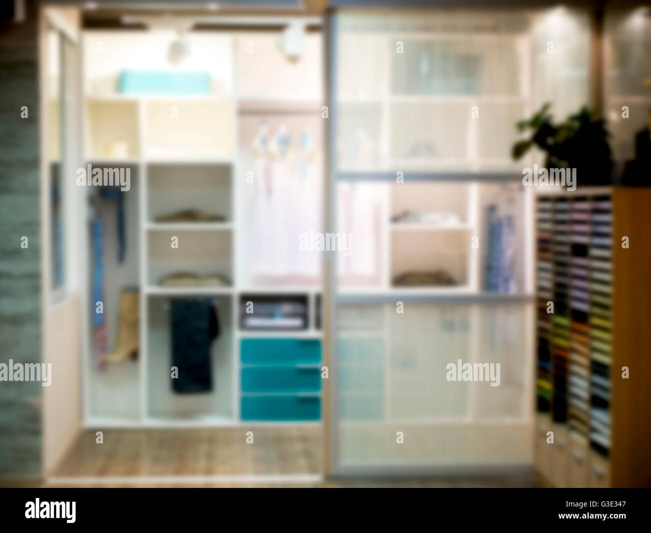 Verschwommenes Bild der Schrank Raum als Hintergrund Stockfoto