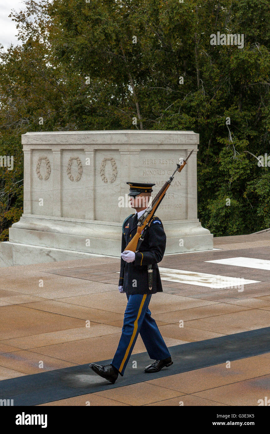 Wachwechsel am Grab des unbekannten Soldaten auf dem Nationalfriedhof von Arlington, Washington DC. USA Stockfoto