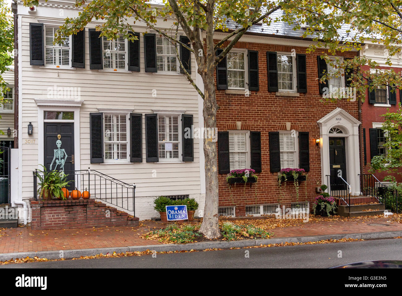 Ein mit Kürbissen dekoriertes Haus in der wohlhabenden Gegend von Georgetown während Halloween, Washington DC, USA Stockfoto