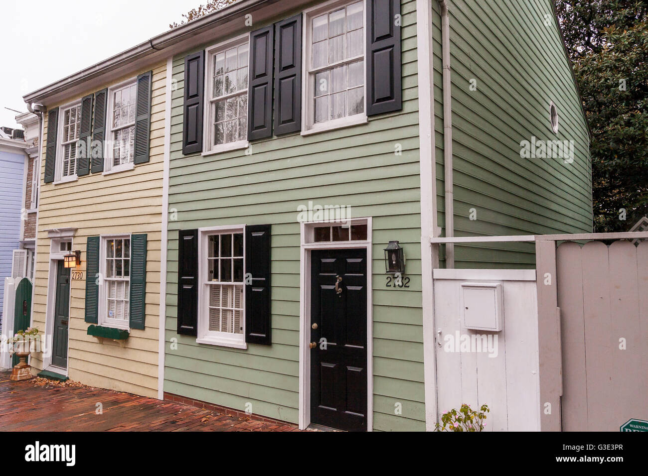 Klatschende Holzhäuser in einer Straße in Georgetown, einem wohlhabenden Viertel von Washington DC, USA Stockfoto