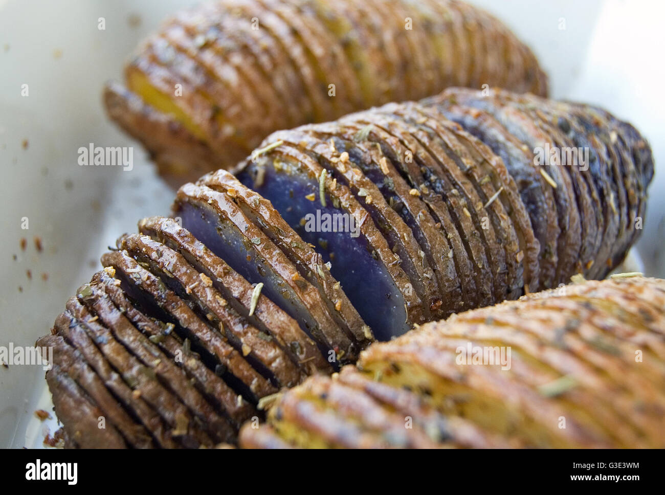 Lila Hasselback Kartoffeln Stockfoto
