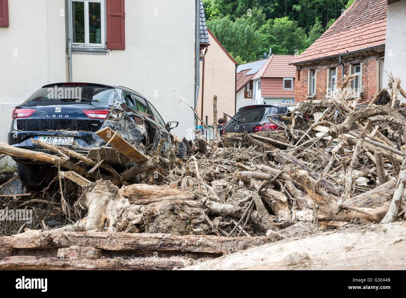 Hochwasser Katastrophe Schwere Verwustung Auto Wreecks In Der Ganzen Stadt Braunsbach Deutschland 31 Mai 16 Weltweite Nutzung Stockfotografie Alamy