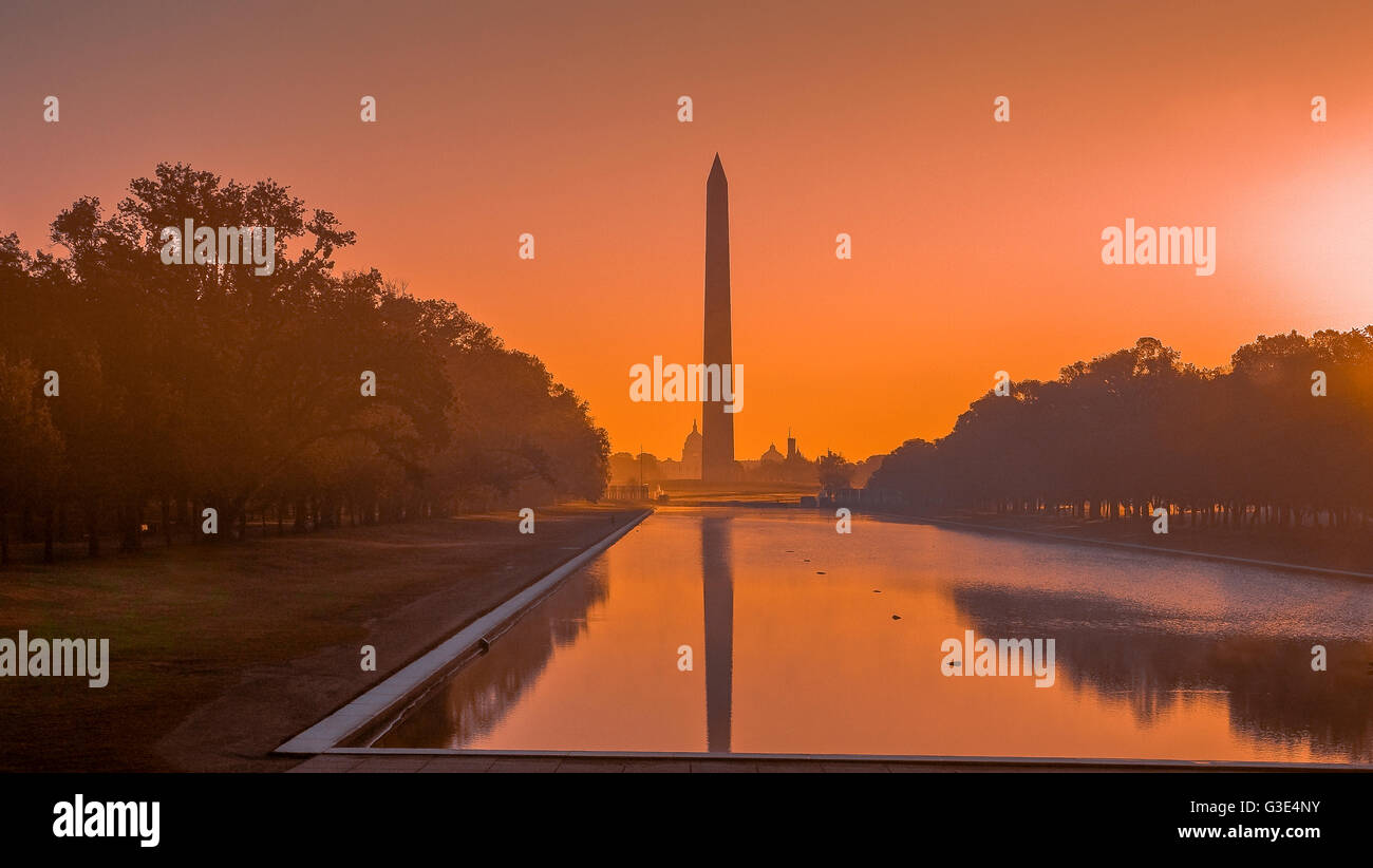 Sonnenaufgang am frühen Morgen einen reflektierenden Pool mit dem Washington National Monument von früh Morgens Nebel umgeben, National Mall, Washington DC, USA Stockfoto