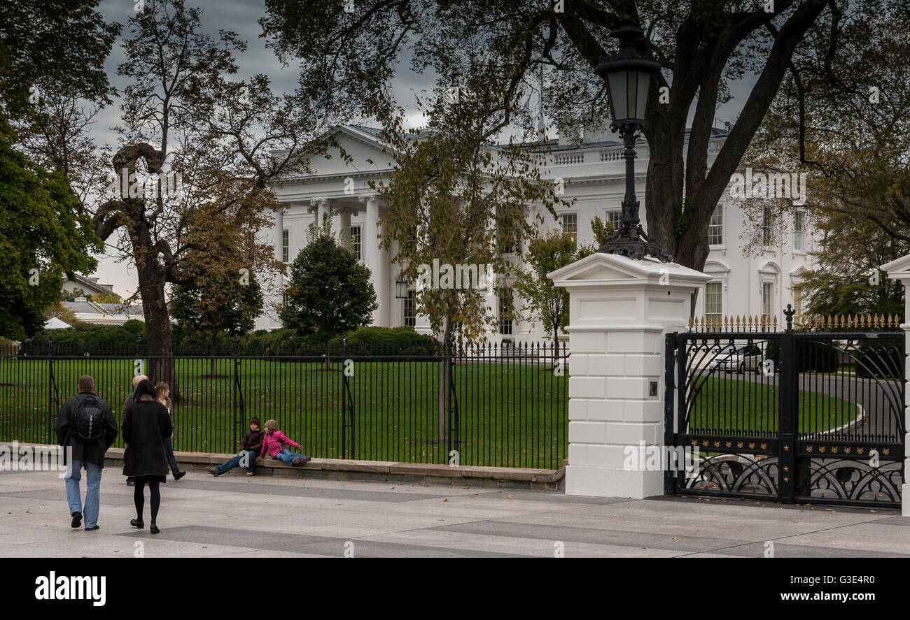 Die Kinder, die durch die Tore des White House, Washington DC, USA sitzen Stockfoto