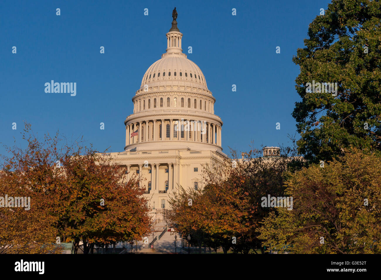Das Kapitolgebäude der Vereinigten Staaten, der Treffpunkt des Senats und des Repräsentantenhauses, befindet sich auf dem Capitol Hill in Washington DC Stockfoto