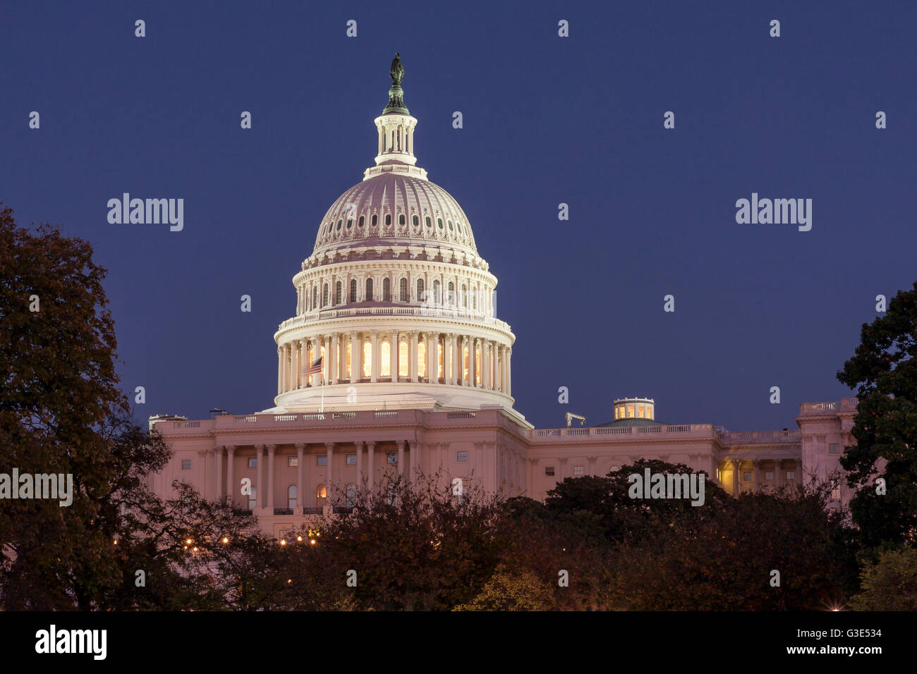 Die gusseiserne Kuppel des Kapitolgebäudes der Vereinigten Staaten im Hochzeitstorte-Stil beleuchtet nachts, Capitol Hill, Washington DC, USA Stockfoto