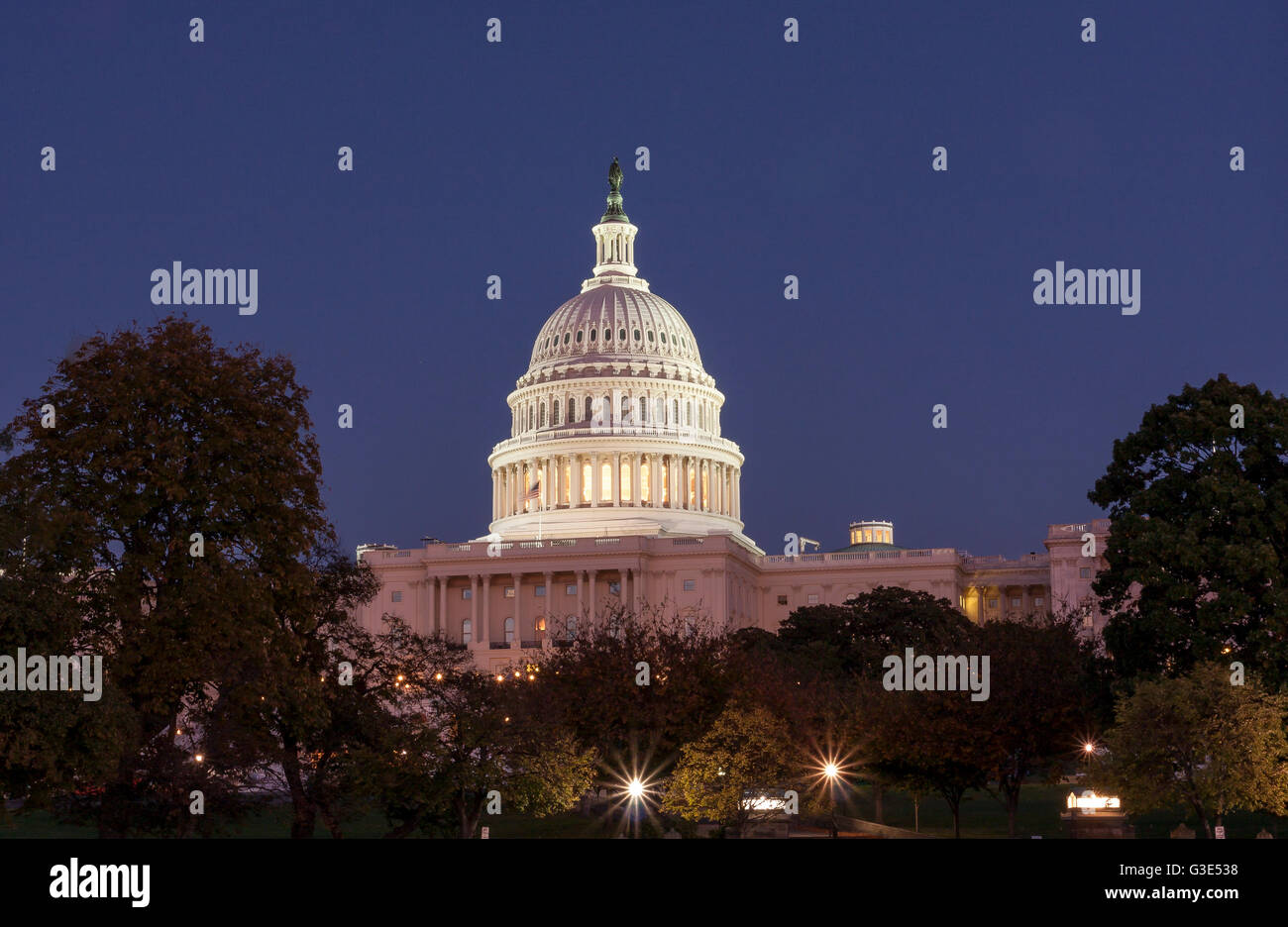 Die gusseiserne Kuppel des Kapitolgebäudes der Vereinigten Staaten im Hochzeitstorte-Stil beleuchtet nachts, Capitol Hill, Washington DC, USA Stockfoto