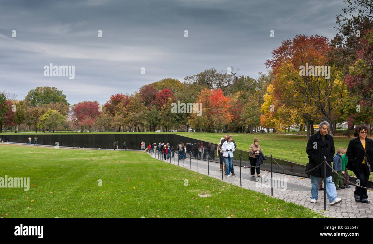 Besucher des Vietnam Veterans Memorial, wo die Namen der Toten des Vietnamkrieges an der Wand eingeschrieben sind, National Mall, Washington DC, USA Stockfoto