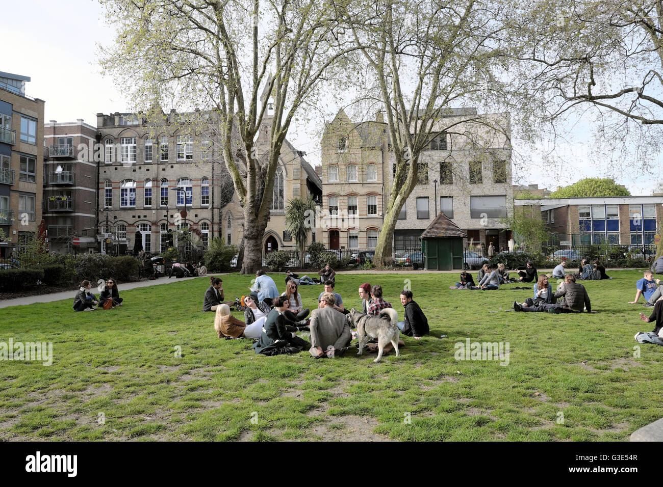 Menschen entspannen in Hoxton Square im frühen Frühjahr 2016 Ostlondon, England UK KATHY DEWITT Stockfoto