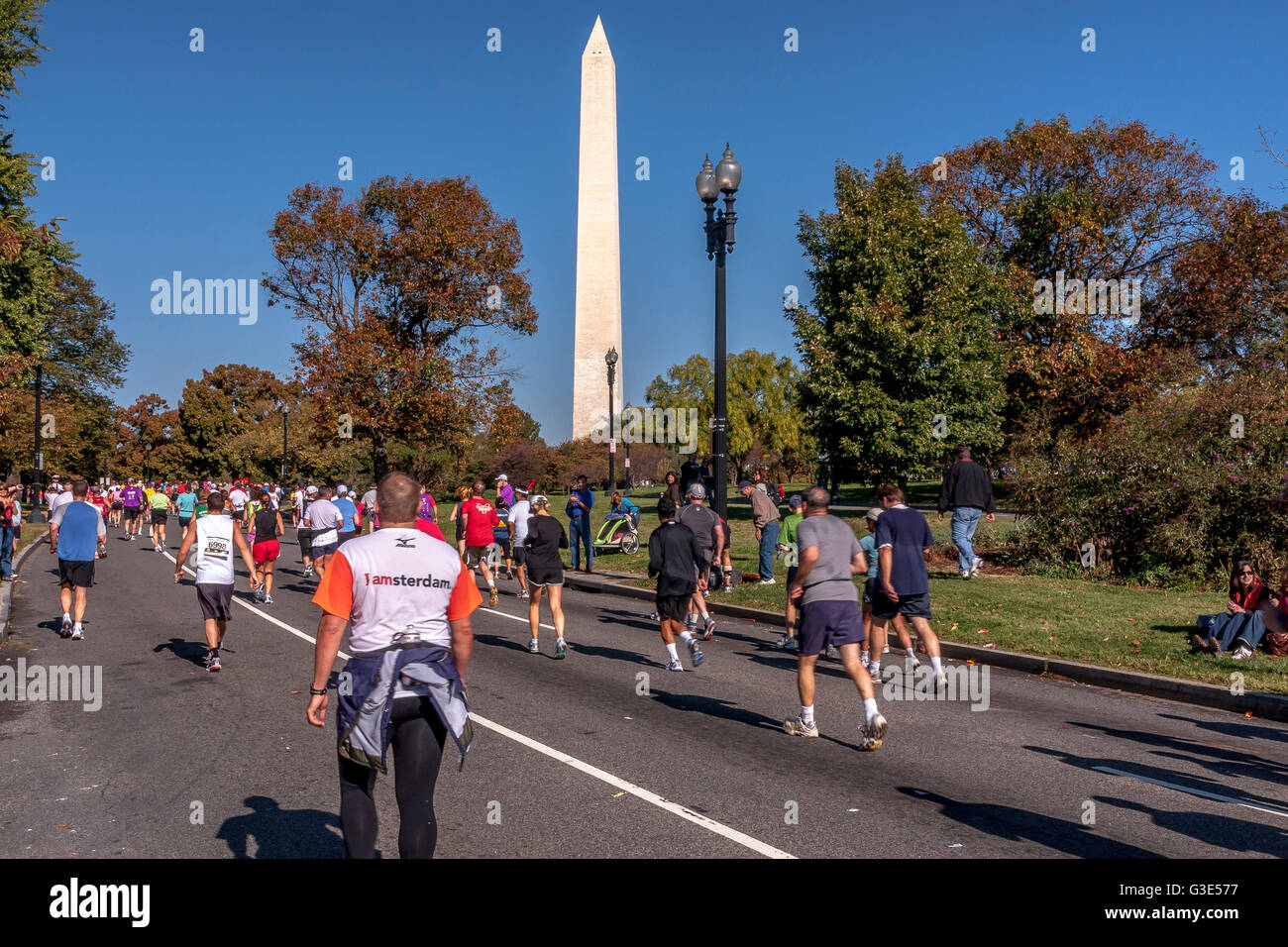 Marathonläufer, die beim Washington Marathon entlang der National Mall in der Nähe des Washington Monument in Washington DC laufen Stockfoto