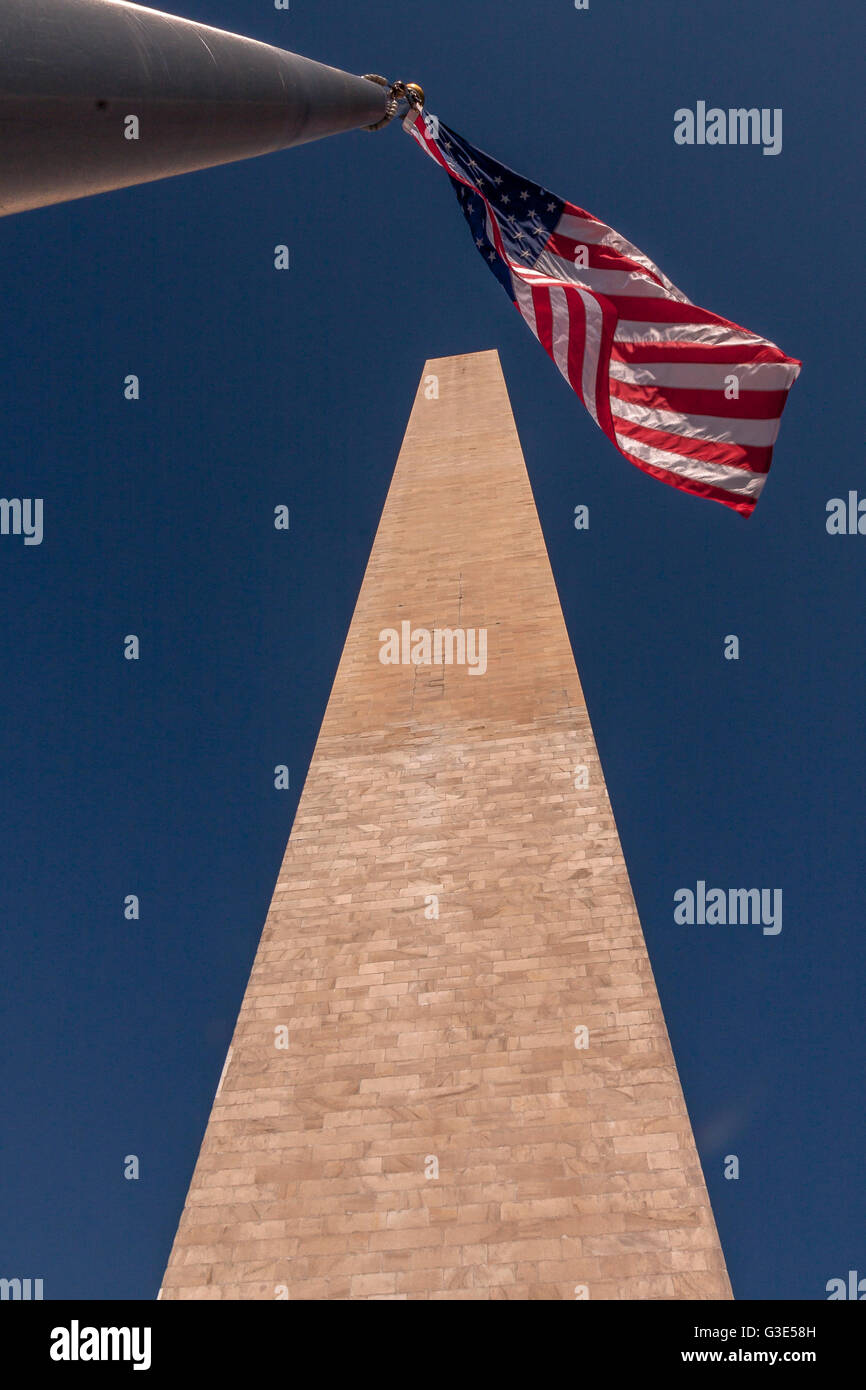 Amerikanische Flaggen am Washington Monument, einem hohen Obelisken in der National Mall in Washington, D.C., der zum Gedenken an George Washington errichtet wurde. Stockfoto