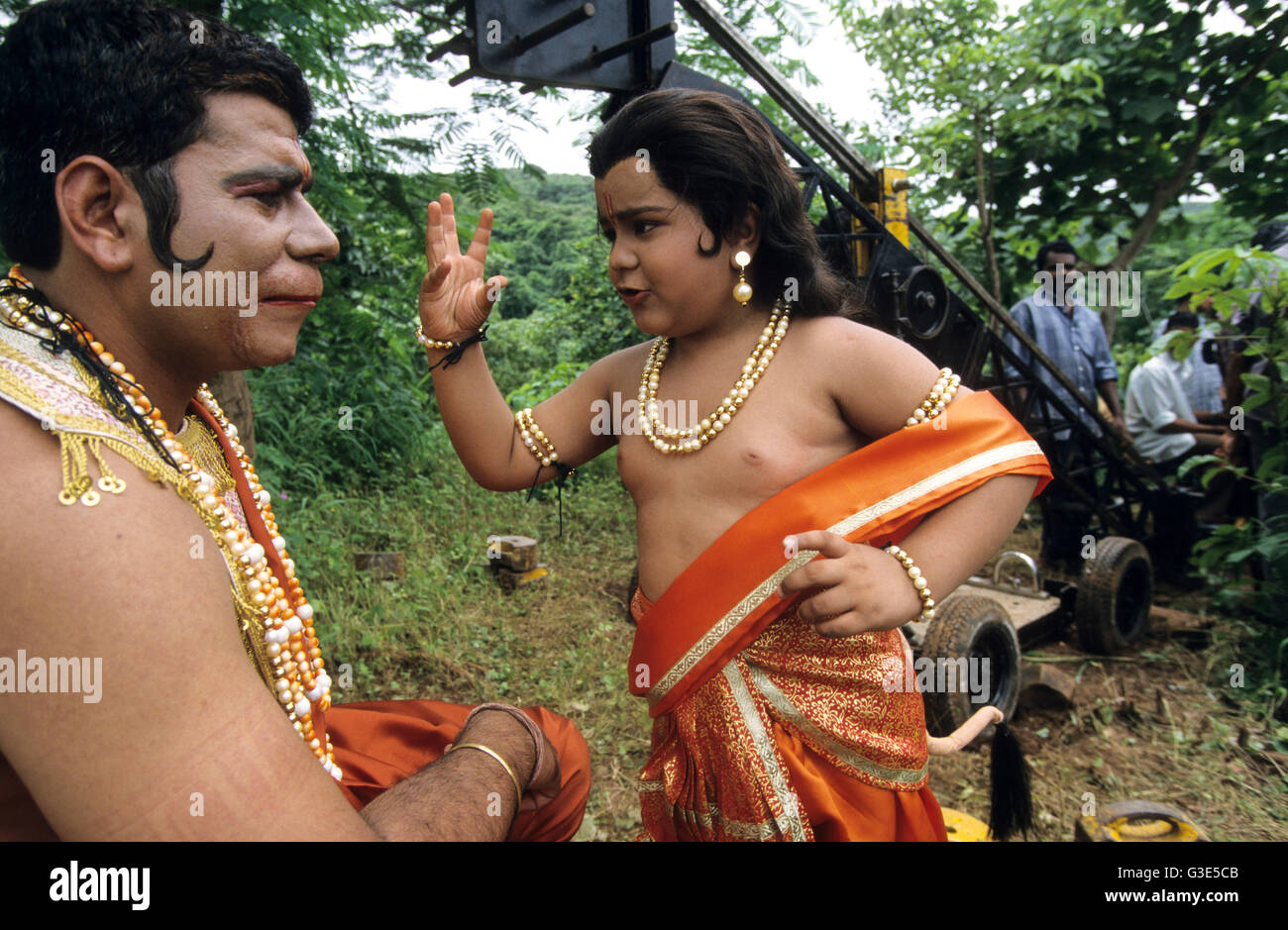 Indien-Mumbai-Bombay, indische Filmindustrie Bollywood Dreharbeiten für TV-Serie von hinduistischen religiösen Epos Ramayana in einem Outdoor-Studio in Filmcity Goregoan junge spielt der Affengott Hanuman Stockfoto