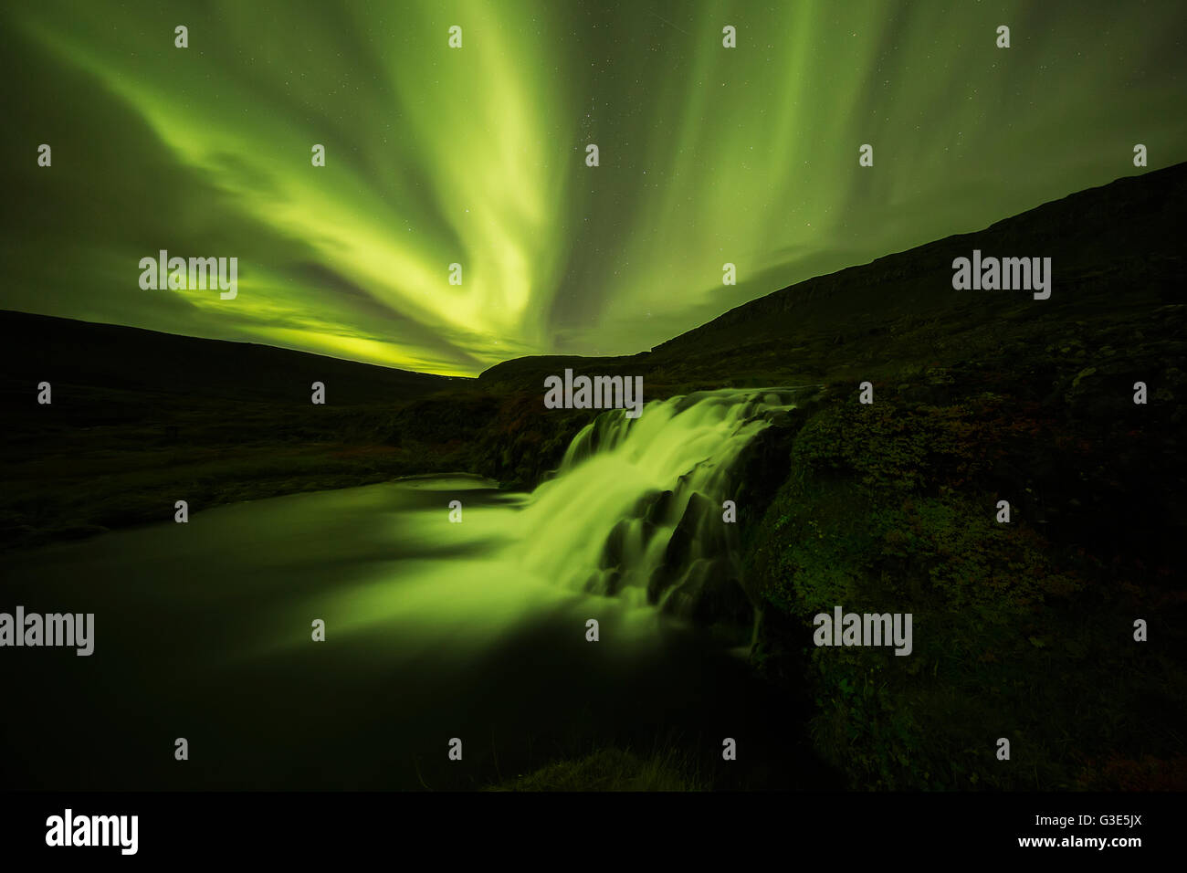 Nordlicht über Dynjandi im Großraum Westfjord Islands, Dynjandi ist eine Serie von sieben Wasserfälle; Westfjorde, Island Stockfoto