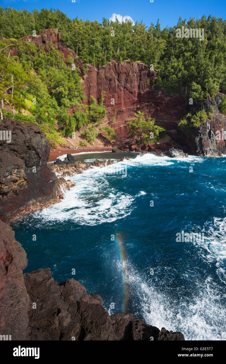 Die atemberaubende Kaihulu Bucht mit einem Regenbogen-Spritzen; Hana, Maui, Hawaii, Vereinigte Staaten von Amerika Stockfoto