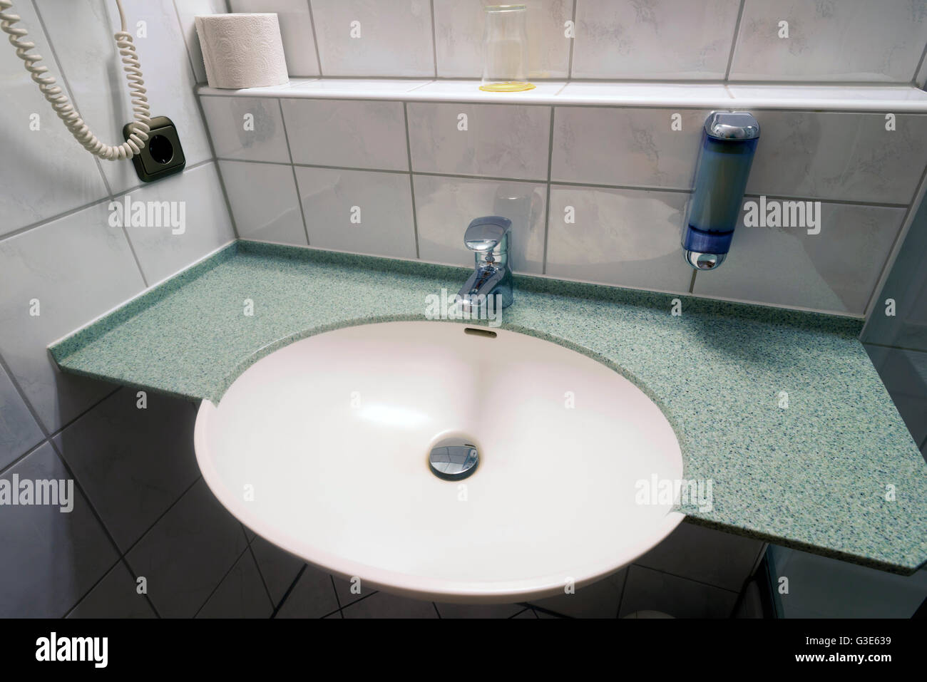 weiße sauber Keramik Waschbecken mit metallischen Wasserhahn im Haus Bad Stockfoto