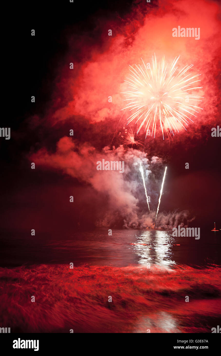 Feuerwerk an Silvester vor der Küste; Wailea, Maui, Hawaii, Vereinigte  Staaten von Amerika Stockfotografie - Alamy