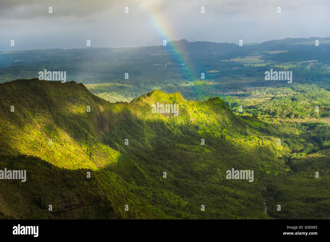 Regenbogen über einen Grat in der Nähe der Zentrum von Kauai; Kauai, Hawaii, Vereinigte Staaten von Amerika Stockfoto