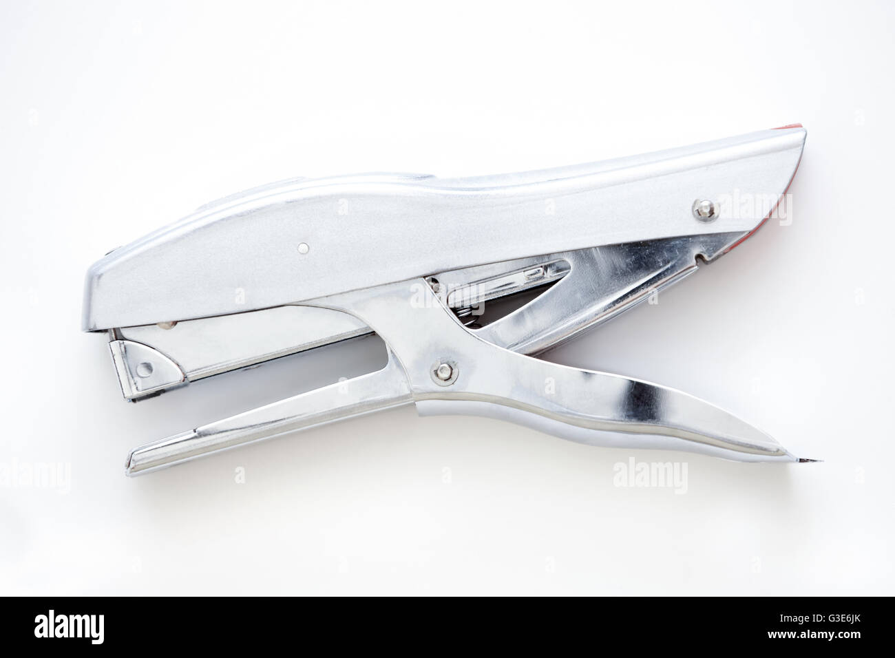 Eine Draufsicht auf einen Tacker auf weißem Hintergrund. Stockfoto