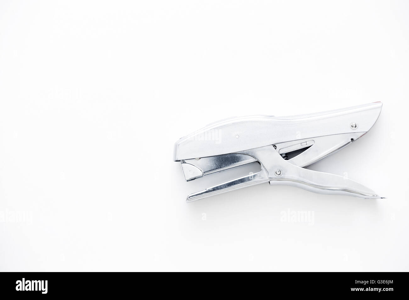 Eine Draufsicht auf einen Tacker auf weißem Hintergrund. Stockfoto